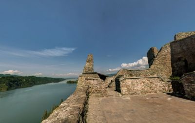Widok z zamku Czorsztyn na jezioro czorsztyńskie